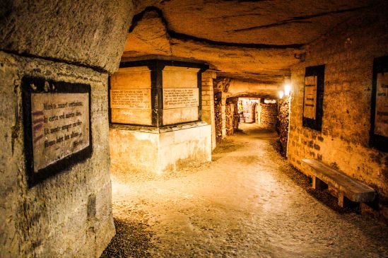 Catacombs_of_Paris,